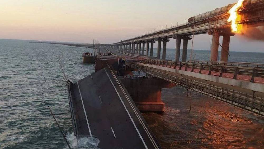 На Крымском мосту подорвали грузовик − два пролета обрушились