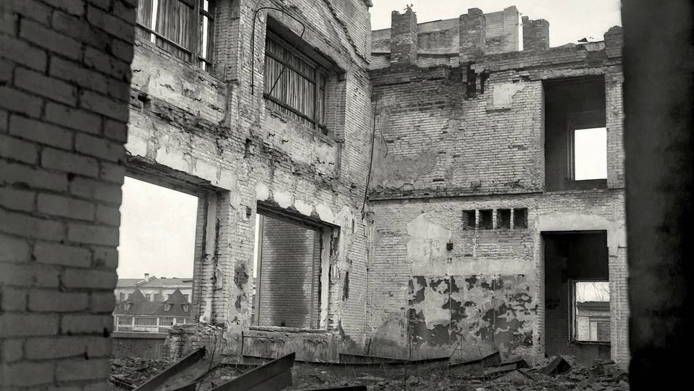 В Брянске показали архивную фотографию разрушенного в войну в 1943 году ДК БМЗ