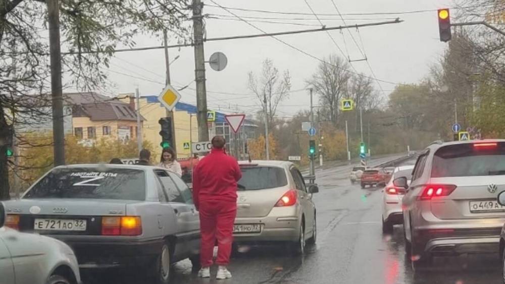 В Брянске на спуске с улицы Красноармейской произошло ДТП с участием двух машин