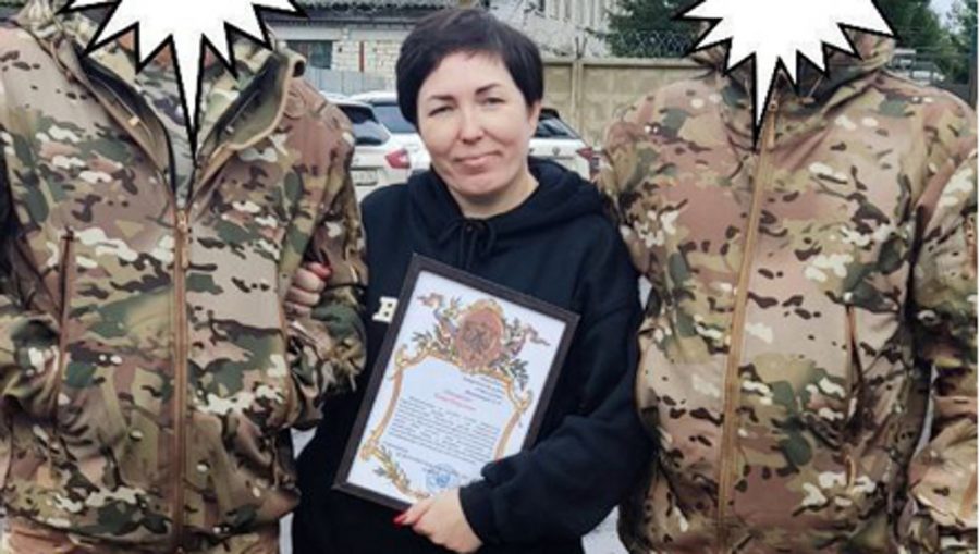 Жуковской активистке вручили благодарности за помощь военнослужащим