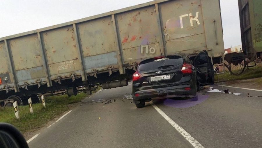 В Брянской области на железнодорожном переезде автомобиль врезался в грузовой поезд