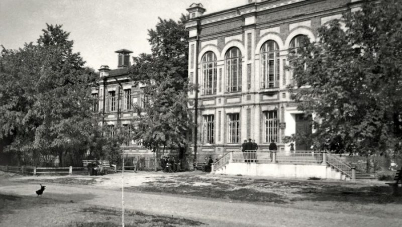 Брянцам показали фото 1948 года здания нынешнего БГТУ с петухом у входа