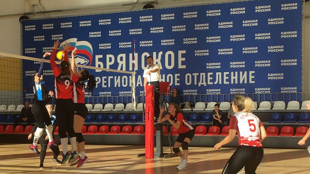 В Брянске во Дворце единоборств провели первые волейбольные матчи