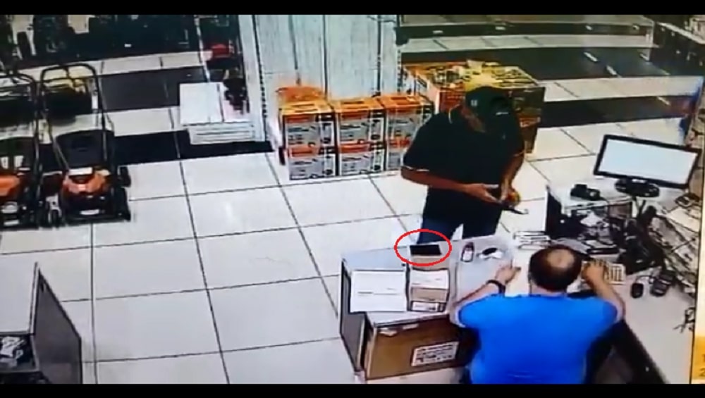 В Брянске полиция задержала 68-летнего мужчину за кражу бумажника в магазине