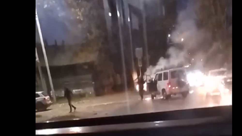 В Брянске вечером 13 октября на улице Урицкого загорелся автомобиль УАЗ «Патриот»
