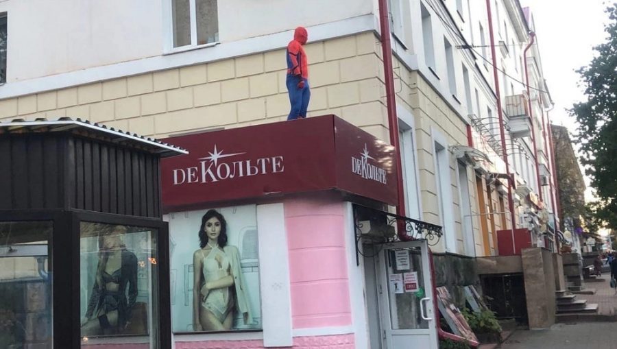 В Брянске на проспекте Ленина на крышу магазина залез Человек-паук