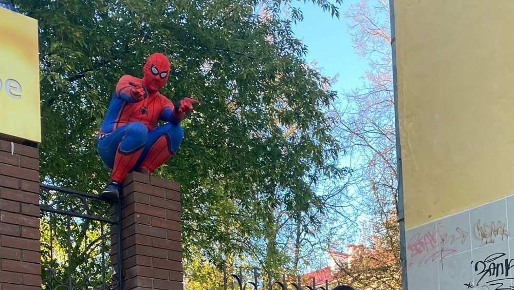 Брянцев позабавил объявившийся возле строительного техникума Человек-паук