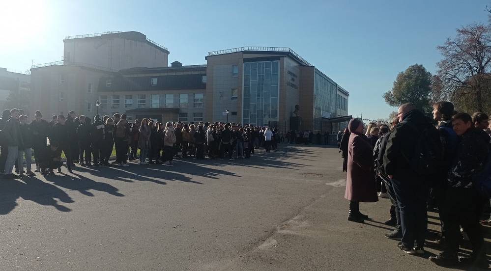В Брянске из-за сообщений о минировании эвакуированы четыре школы и два колледжа