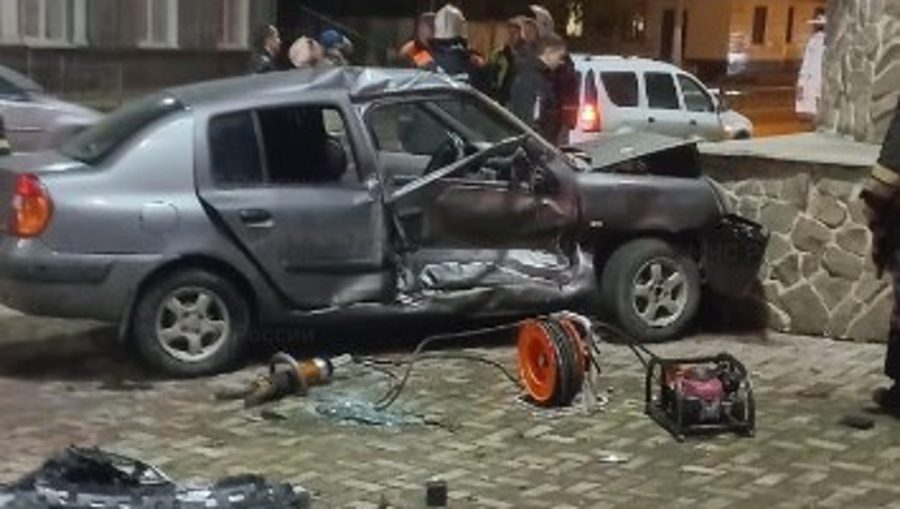В Брянске на улице Калинина водитель Renault устроил ДТП и сломал нос пассажирке