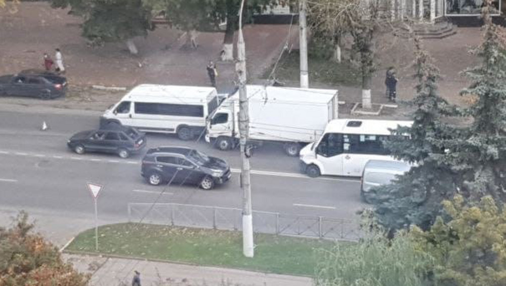 В Брянске возле площади Партизан автофургон врезался в маршрутку
