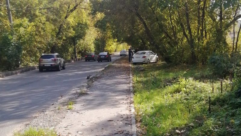 В Брянске на спуске к улице Калинина легковой автомобиль врезался в дерево