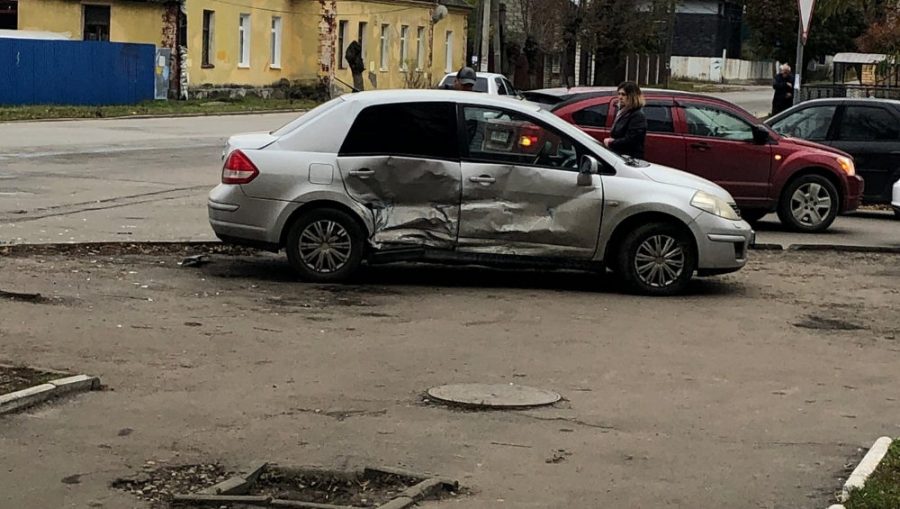 В Брянске на улице Менжинского столкнулись два легковых автомобиля