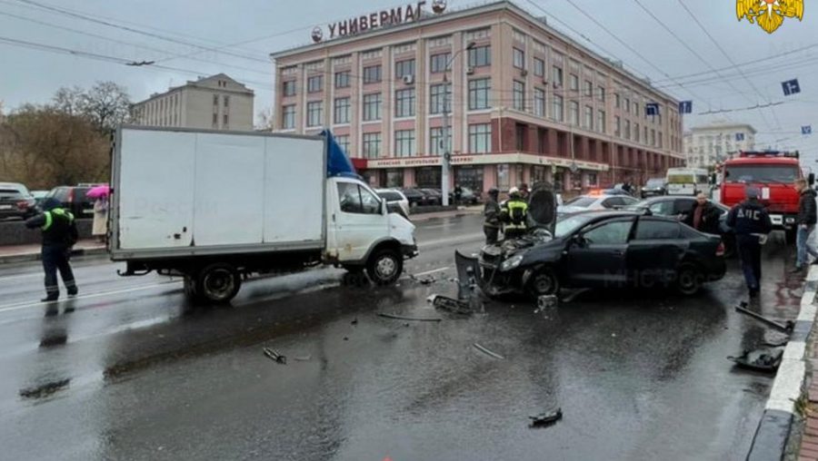 В Брянске на дамбе около ЦУМа произошло серьезное ДТП с 4 автомобилями