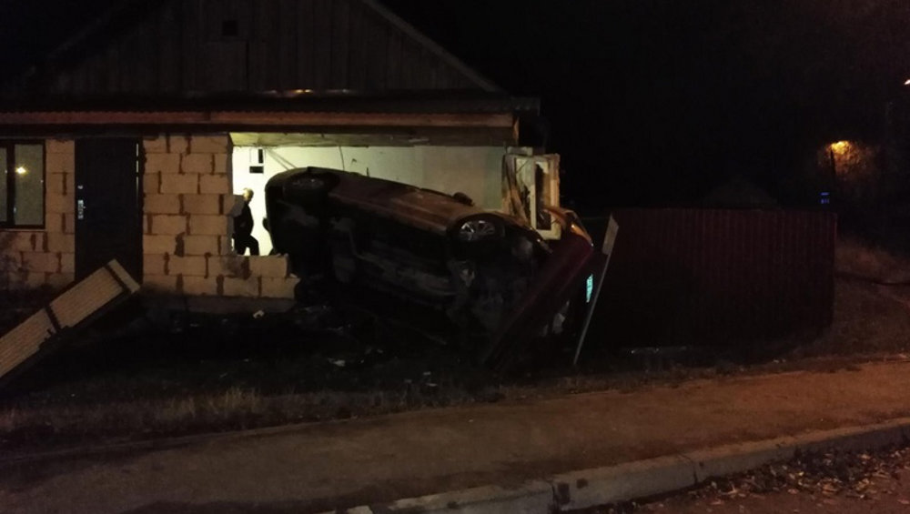 В Брянске пьяный подросток на автомобиле ночью обрушил стену дома на хозяйку