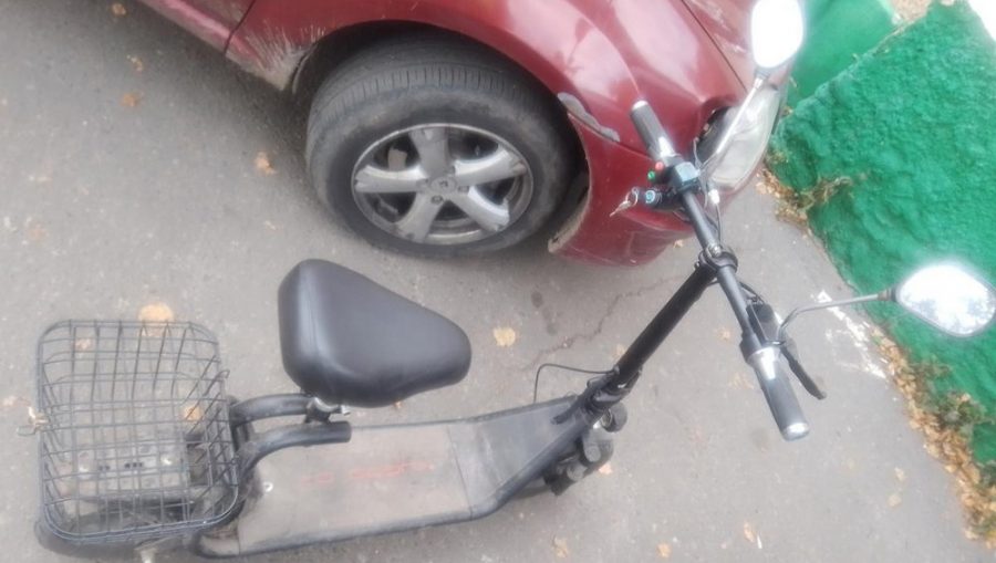 В Брянске автомобилист в придорожной зоне сбил мужчину на электросамокате