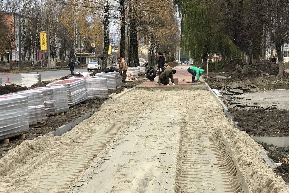 В Брянске осень стала порой строительства тротуаров