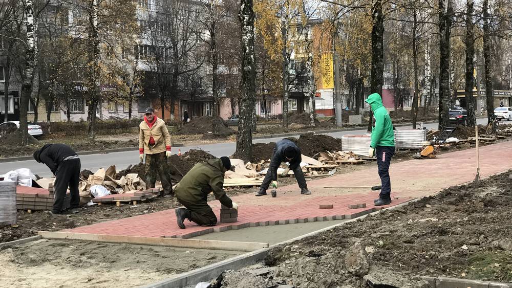 В Брянске в Советском районе на улице Крахмалева построили второй тротуар