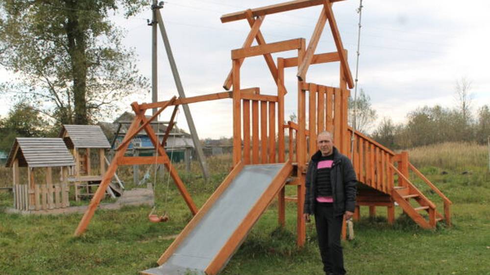 Житель Брасова Евгений Чесалин собственными руками построил детскую площадку