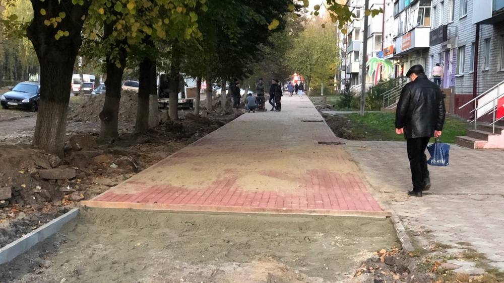 В Брянске на улице Крахмалева разбитый асфальт заменили тротуарной плиткой