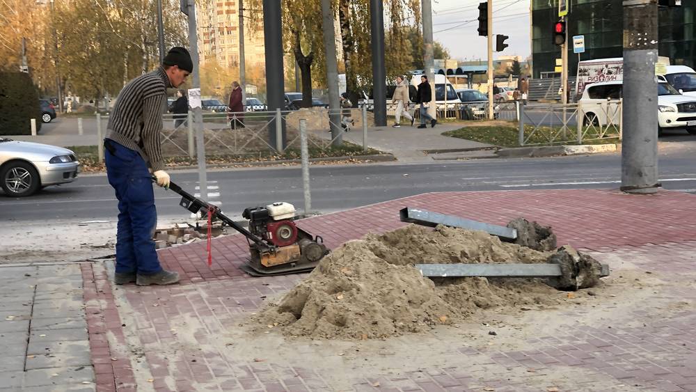 В Брянске на улице Крахмалева начали строительство последнего участка тротуара