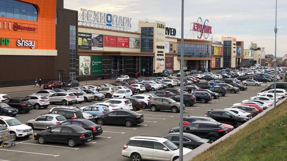 В Брянске ТРЦ «Аэропарк» снова начали атаковать посетители на дорогих и дешевых машинах