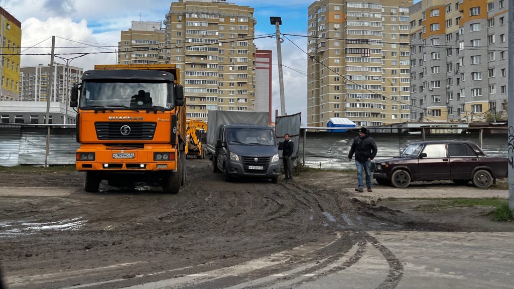 Строители здания брянской полиции развели чудовищную грязь на дороге