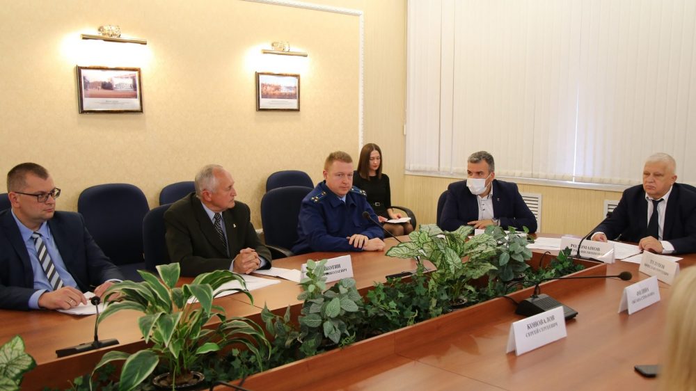 В Брянске новым членам региональной Общественной наблюдательной комиссии вручили мандаты