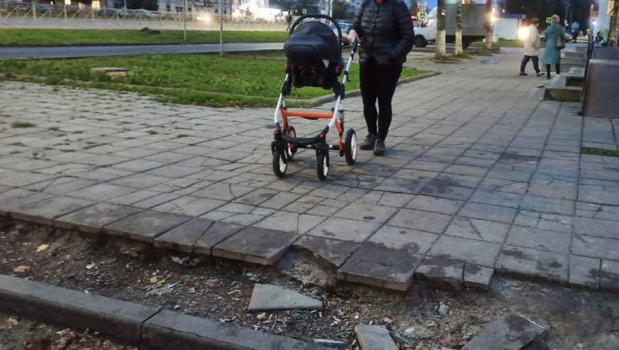 Брянцы попросили отремонтировать тротуар на улице Олега Кошевого