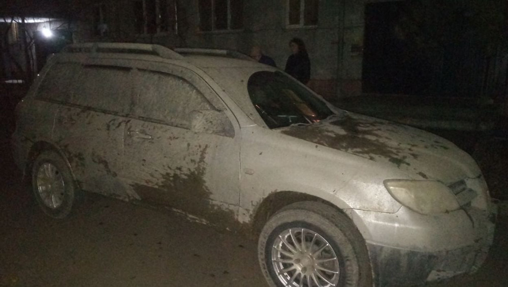Житель Клинцов показал свой забрызганный грязью автомобиль после поездки в Робчик