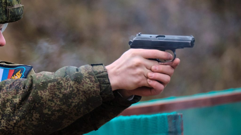 В Брянске оштрафовали офицера, который тяжело ранил из пистолета сослуживца