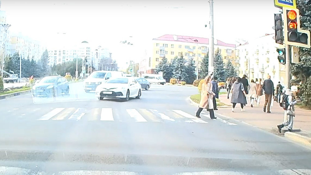 Жителей Брянска возмутил рванувший через пешеходный переход на красный свет водитель