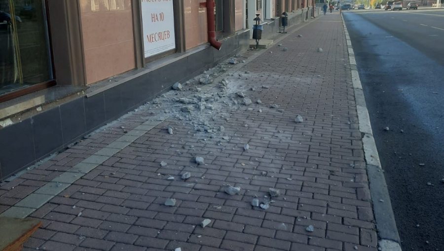 В центре Брянска с фасада здания упали куски кирпичей