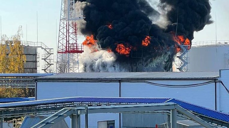 В результате мощного обстрела Белгорода загорелась нефтебаза