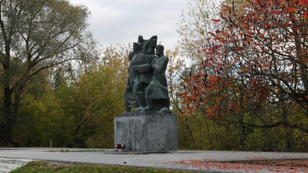 В Брянске благоустроят памятник участникам первых маевок в Бежице и сквер «Солнечный»