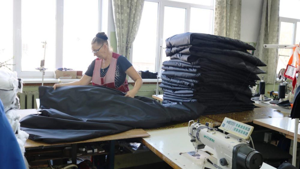 В Брянской области фабрика изготовила 8 тысяч спальных мешков для бойцов спецоперации