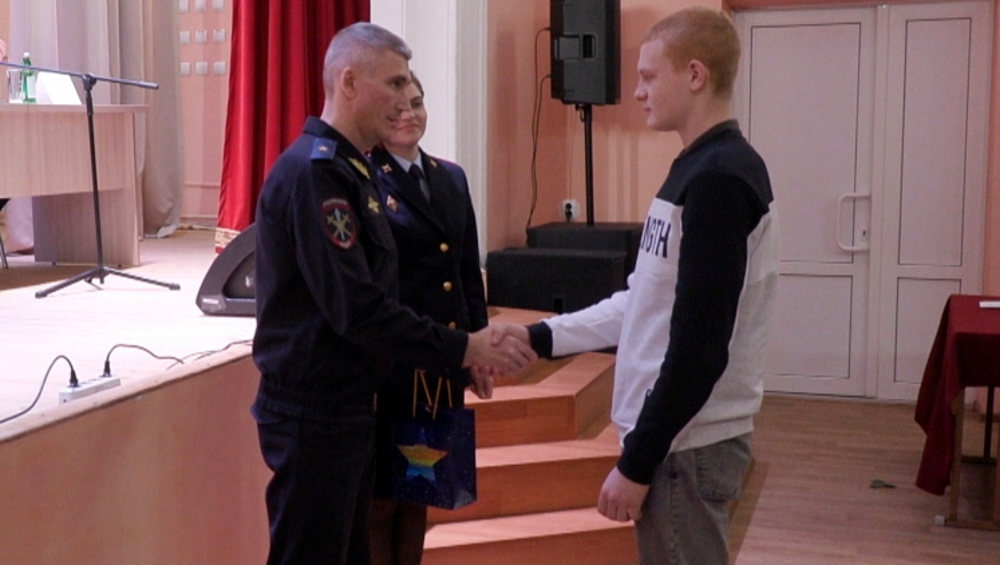 Начальник УМВД России по Брянской области наградил задержавшего преступницу подростка