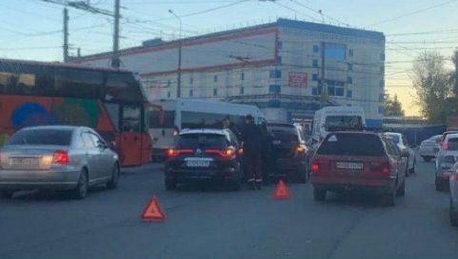 В Брянске на «Полтиннике» разбились два легковых автомобиля