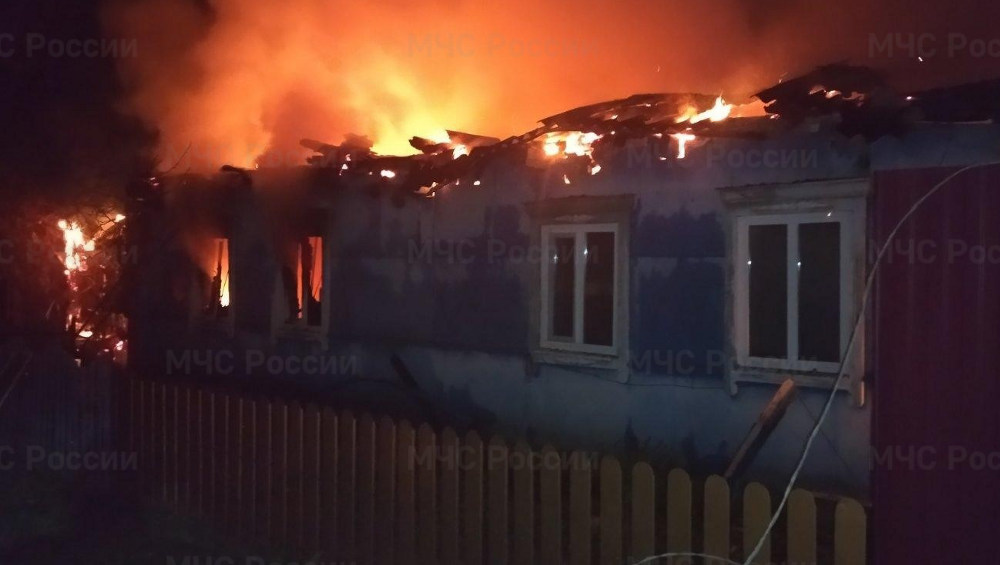 В Почепском районе в поселке Октябрьском ночью сгорел жилой дом