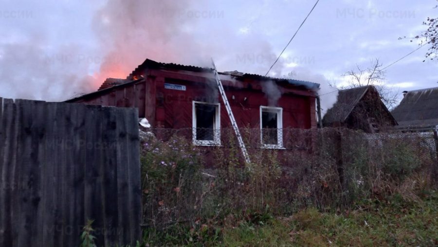 В райцентре Рогнедино сгорел частный жилой дом