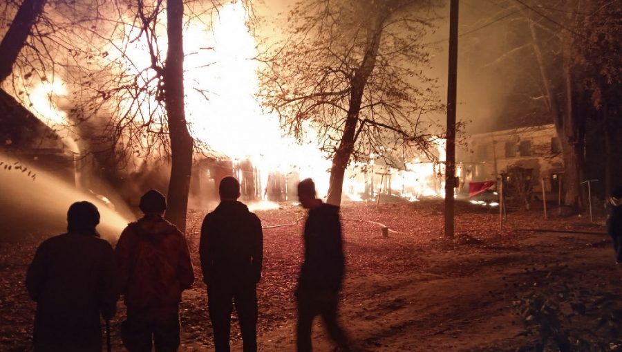 В Брянской области в поселке Белые Берега ночью сгорели два сарая у школы №29