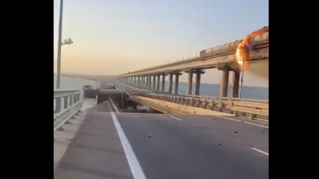 В результате ЧП на Крымском мосту разрушилась часть автодороги