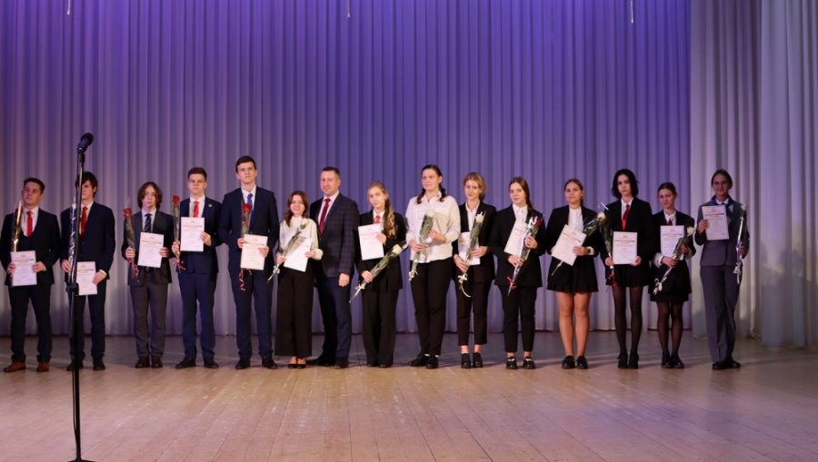 В Брянске 200 школьникам вручили муниципальные стипендии