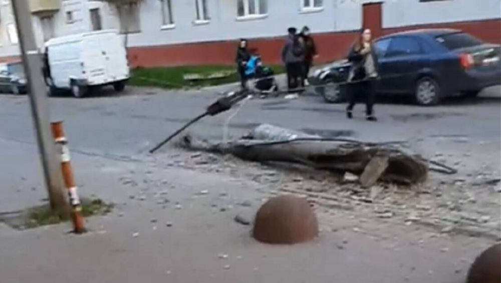В Брянске на улице Воровского рухнула опора уличного освещения