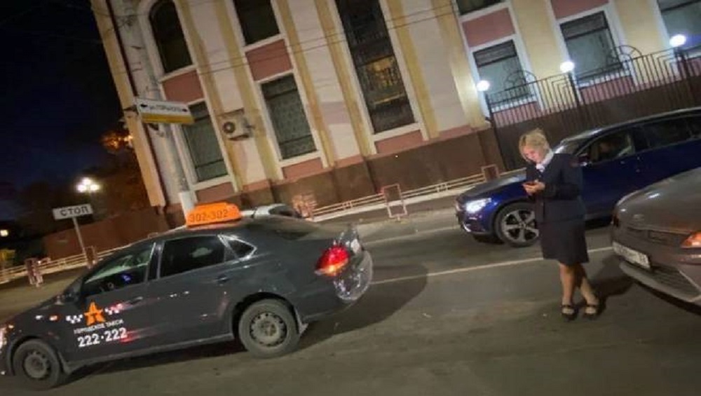 В Брянске автомобиль такси попал в ДТП возле ЗАГСа на проспекте Ленина