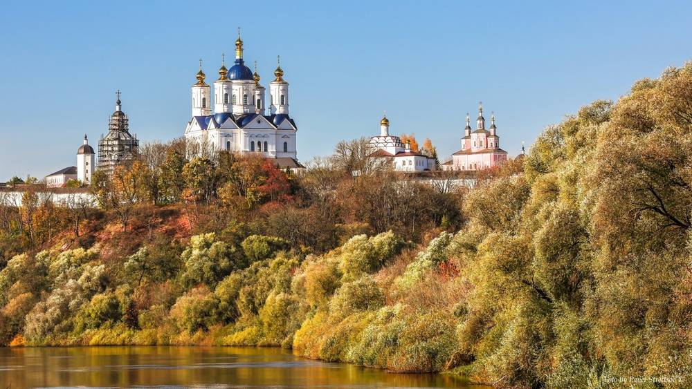 В Брянске фотографы представили осеннюю красоту Свенского монастыря и других мест города