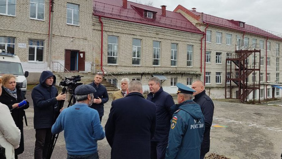 Брянский губернатор Богомаз в Вышкове осмотрел закрытую из-за угрозы провала школу