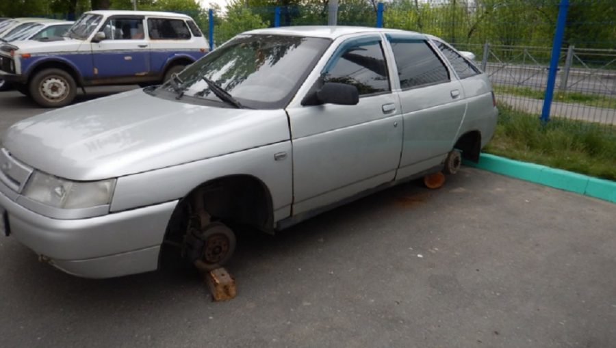 В Брянске рецидивиста из Калуги задержали за кражу 4 колёс с припаркованного автомобиля