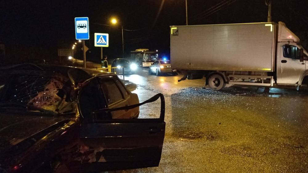 В Брянске водитель легкового автомобиля врезался в фургон и вылетел на остановку