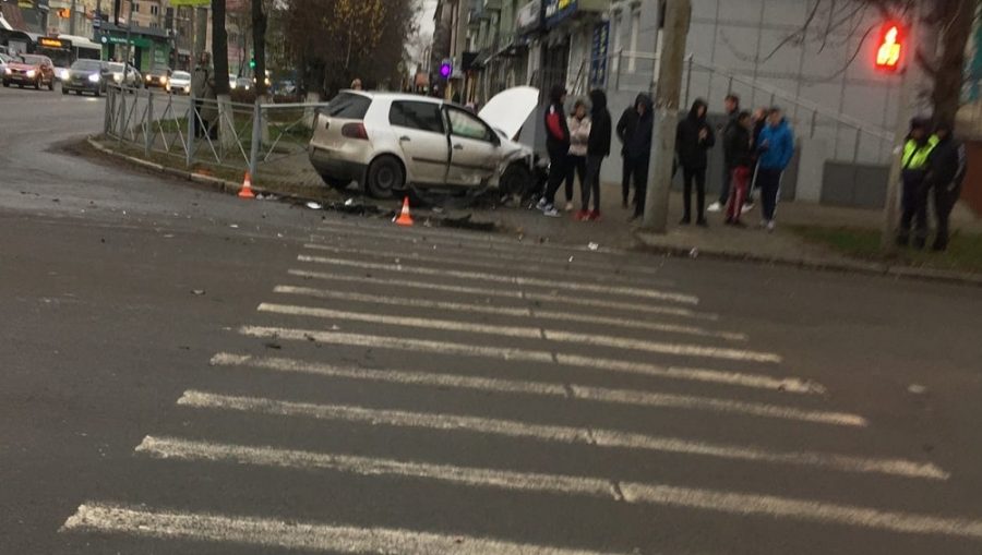 В Брянске у «БУМ-сити» после ДТП автомобиль вылетел на тротуар и едва не сбил пешеходов