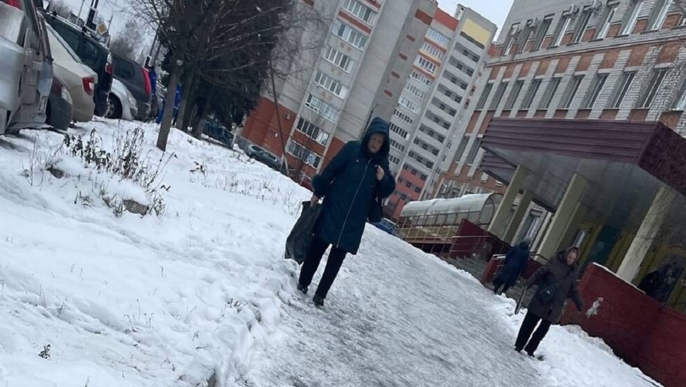 В Брянске дороги к городским поликлиникам и больницам превратились в опасный каток